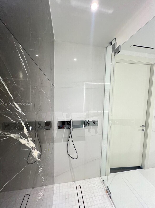 Building Photo - 300 Biscayne Blvd Way