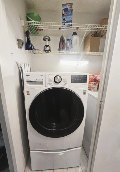 Building Photo - 5885 Northpointe Ln