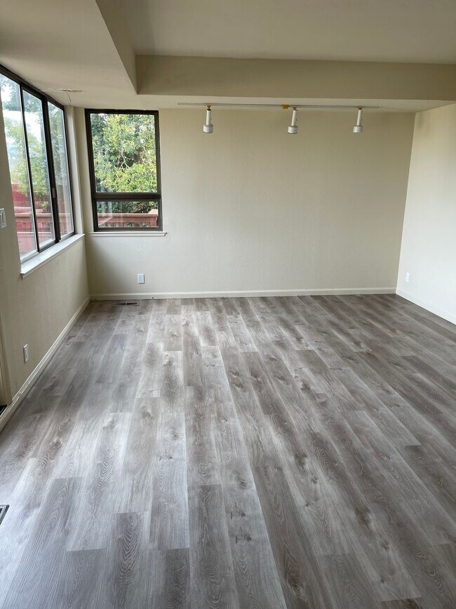 Building Photo - 058 (1262-64 Stanyan)