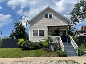Building Photo - 3bed,2.5 bath Home w/Gated yard