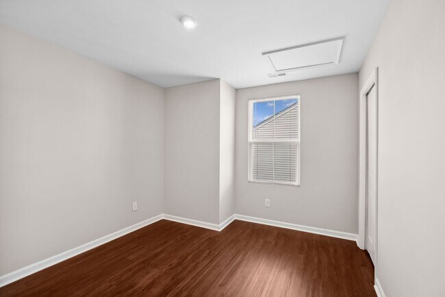 Building Photo - ?Beautifully F?resh Painted Carpetless 4-B...