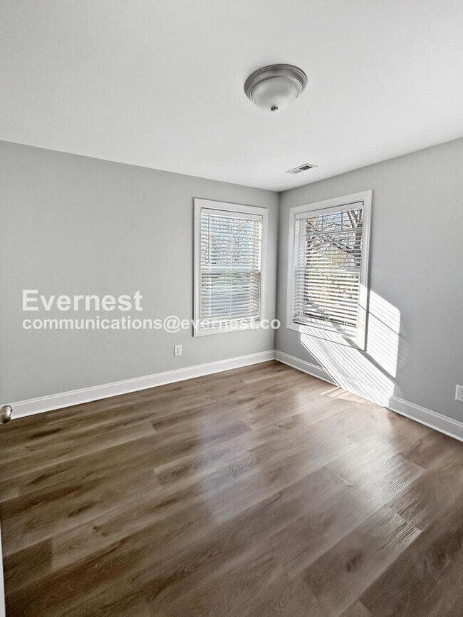 Building Photo - 3 Bed/2.5 Bath Home with Off-Street Parking / Pet-Friendly / Vouchers Accepted