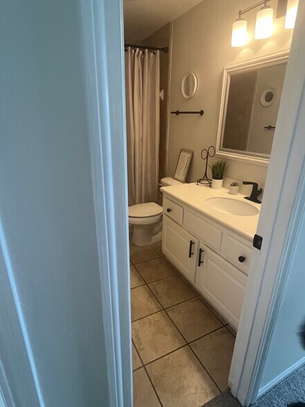 guest bath - 1903 Fletcher St
