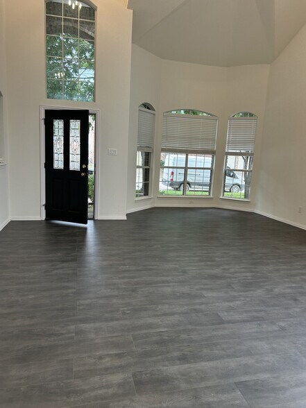 Building Photo - 412 Cypress Hill Dr