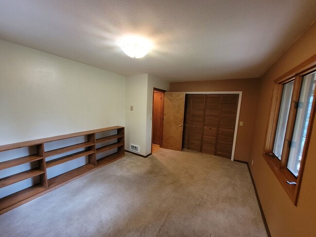 Building Photo - Wonderful Unfurnished 3 Bed 3 Bath Home ou...