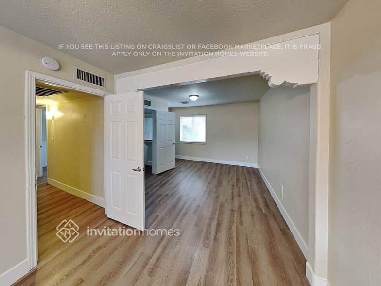 Building Photo - 2627 N 70th Pl