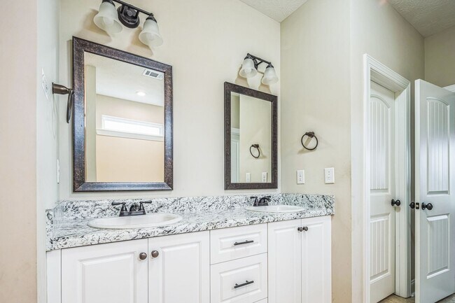 Building Photo - Charming 3BR House in Warrenville