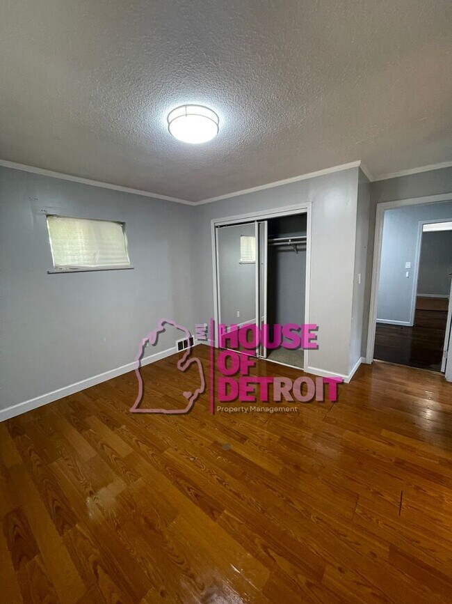 Building Photo - 3 BEDROOM | 2 BATH | FREE PRE SCREEN