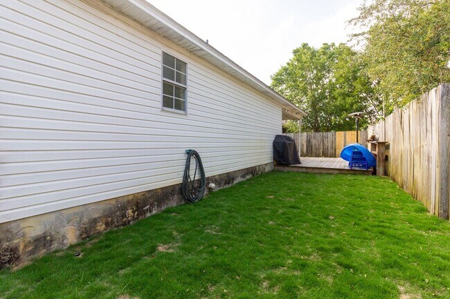 Building Photo - 3 Bedroom in Navarre!!!