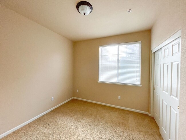 Building Photo - Gorgeous Natomas Condo