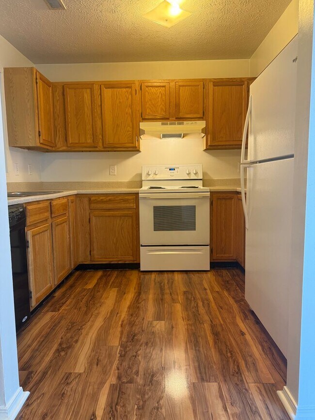 Building Photo - 3 Bedroom/3.5 Bath Townhome