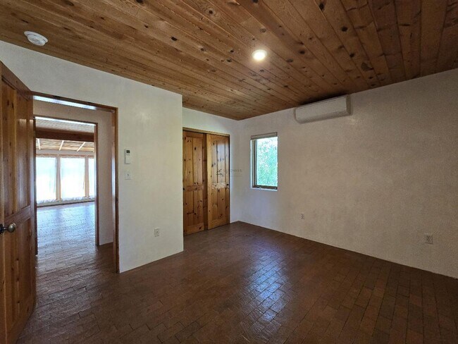 Building Photo - 133 Valley Dr