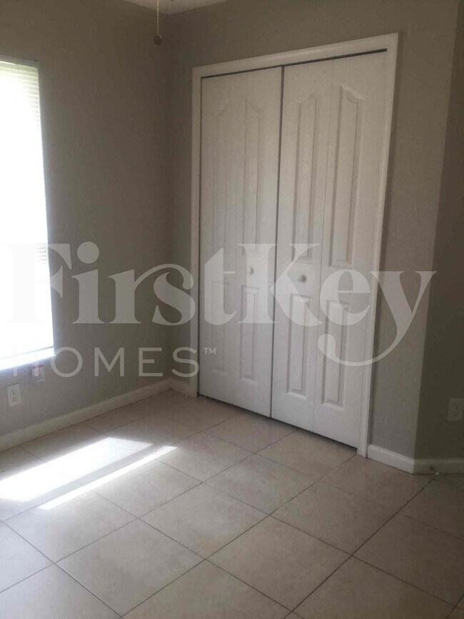 Building Photo - 662 SW Sandbar Terrace