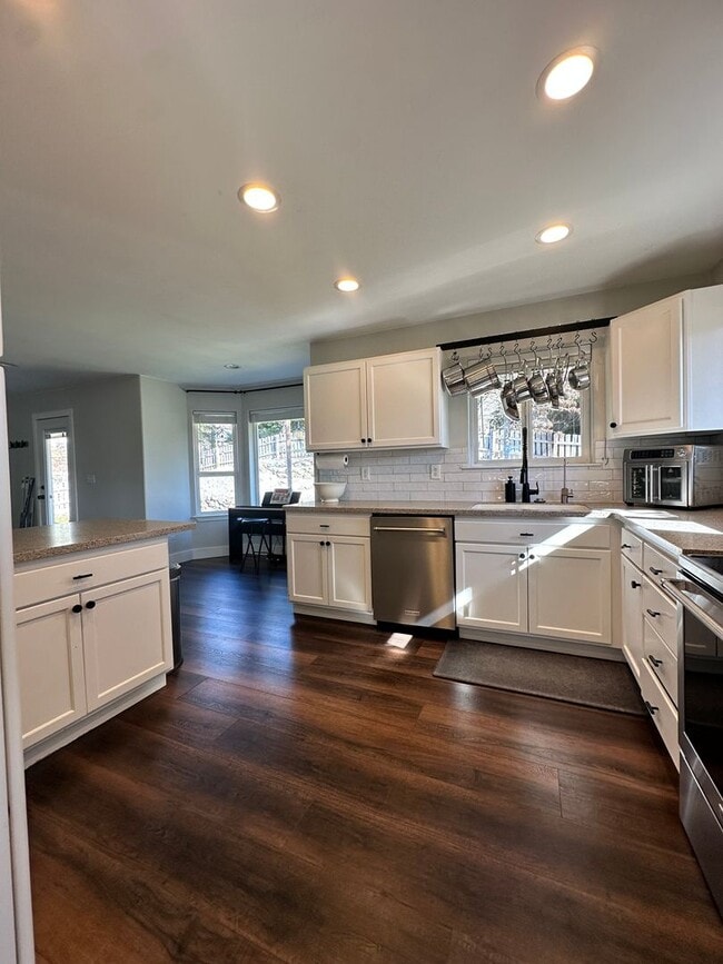 Building Photo - Spacious Multi-Generational Home with Stunning Views – 5 Bed, 3 Bath