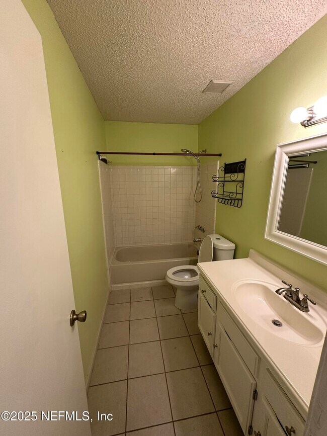 Building Photo - 1855 Alberta Ct N