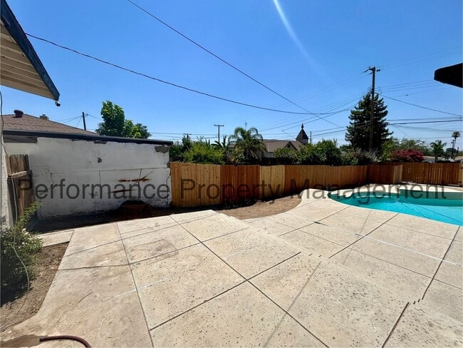 Building Photo - Charming 2 Bed/2 Bath NE Bakersfield Home ...