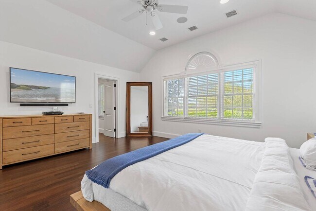 Building Photo - 50 Narrow Ln