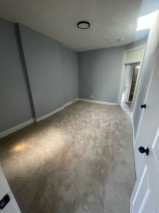 Building Photo - Three Bedroom One Bathroom Ready For ASAP ...