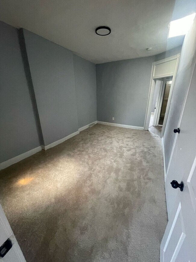 Building Photo - Three Bedroom One Bathroom Ready For ASAP Move In