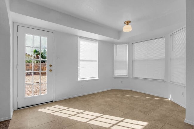 Building Photo - Cozy 3 bedroom 2 bath home in East El Paso! Special- No admin fee!