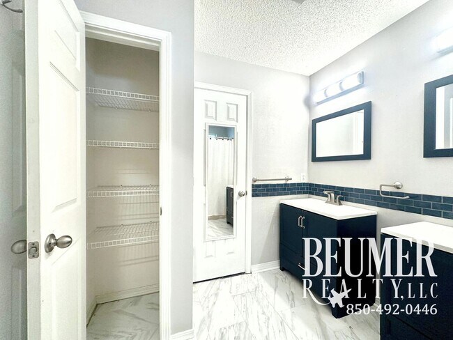 Building Photo - Solar Panel 3bd/2bath Home located Northeast Pensacola