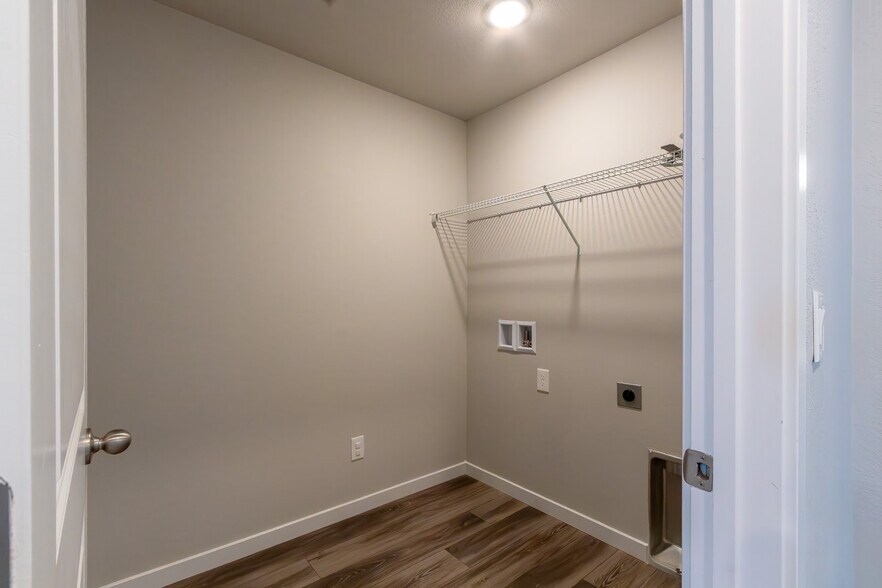 Building Photo - 8136 Lookout Ct