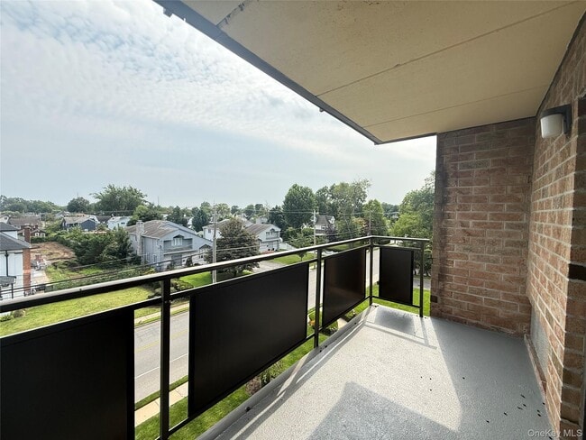 Building Photo - 175 Maple Ave