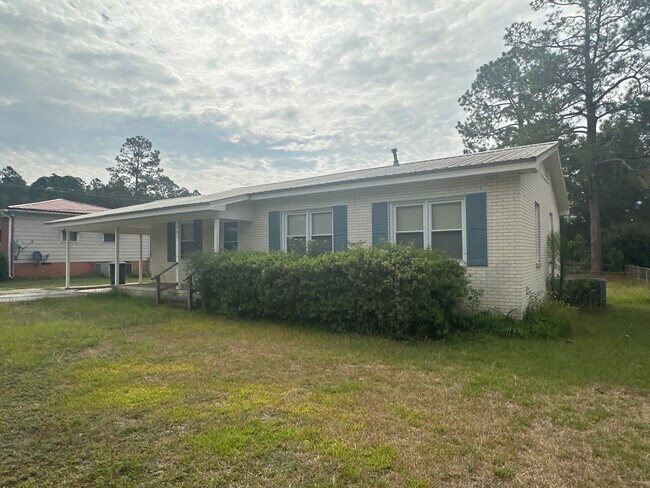 Building Photo - 3 Bed 1.5 Bath Brick Home For Rent