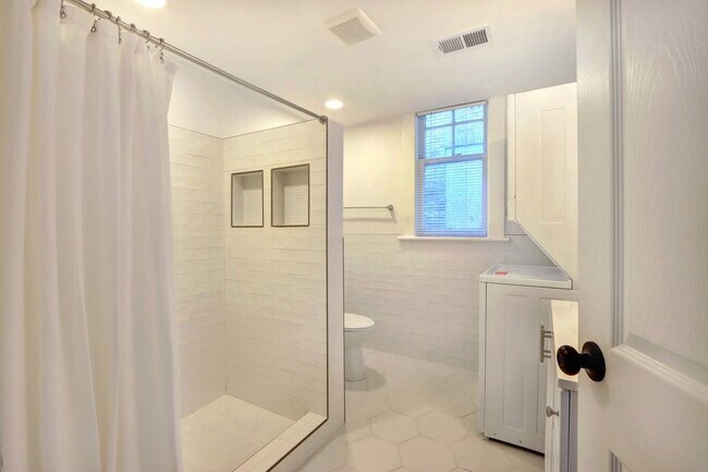 Building Photo - 306 E Victory Dr