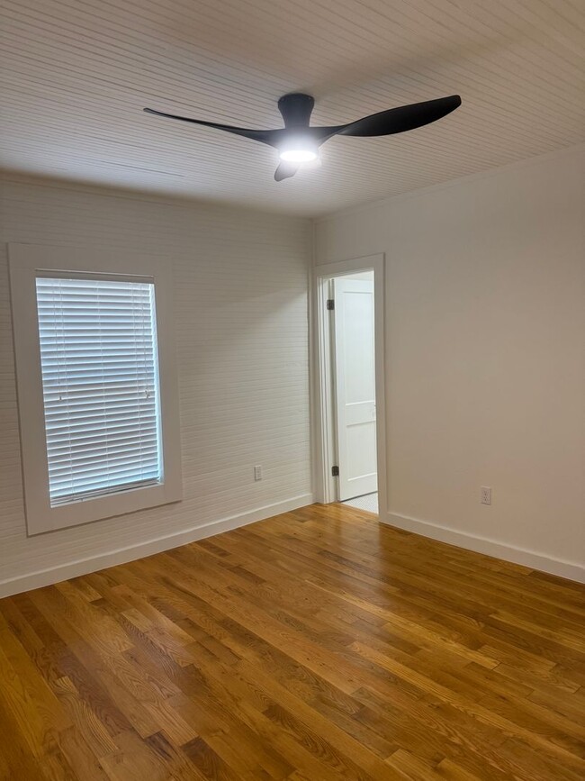 Building Photo - Updated Costal - Style home