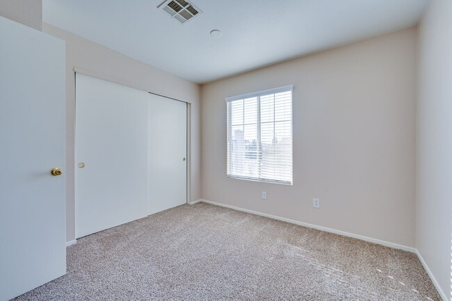 Building Photo - NW!! POOL!!!! GATED!!! Com. Park!!! Low Maintenance desert landscape front Yard. New Carpet!! Ups...