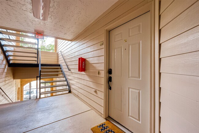 Building Photo - 8051 Bay Branch Dr