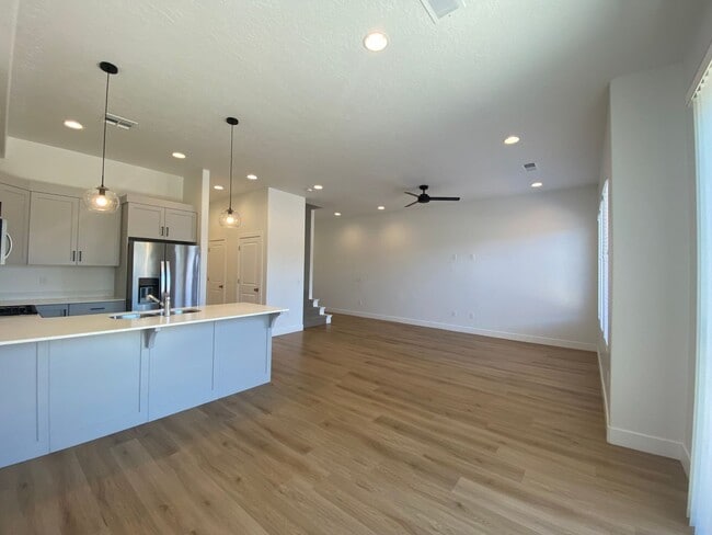 Building Photo - SPACIOUS TOWNHOME AVAILABLE FOR RENT