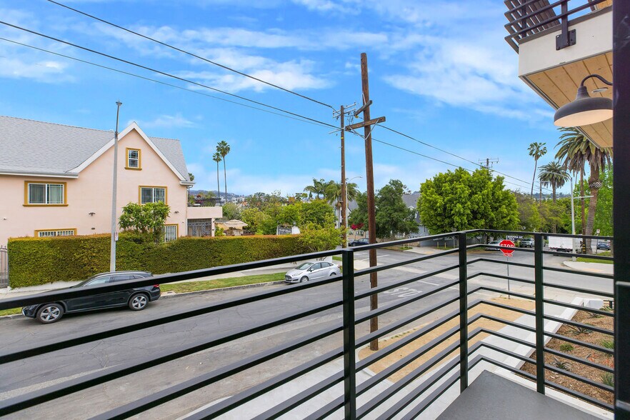 Building Photo - 571 N Mariposa Ave