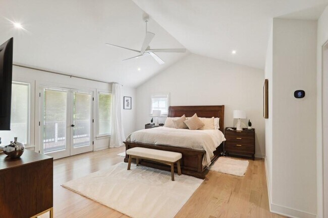 Building Photo - 1007 Somerset Dr NW