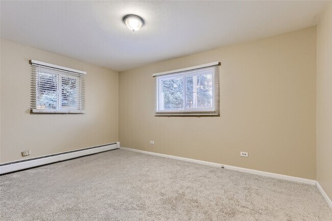 Building Photo - Affordable 3bed/ 1 bath apartment 1 month ...