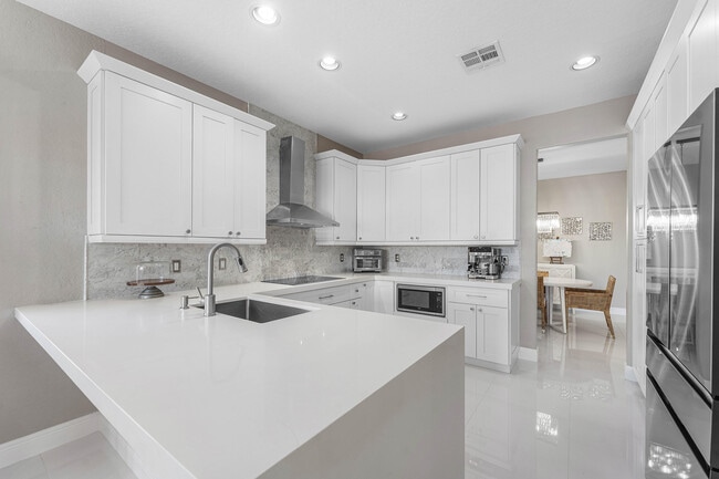 Building Photo - 121 Palm Cir