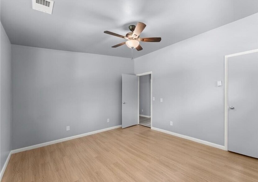 Building Photo - 1112 Riverside Ter