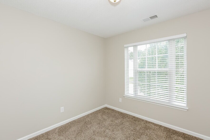 Building Photo - 2112 Highland Park Dr