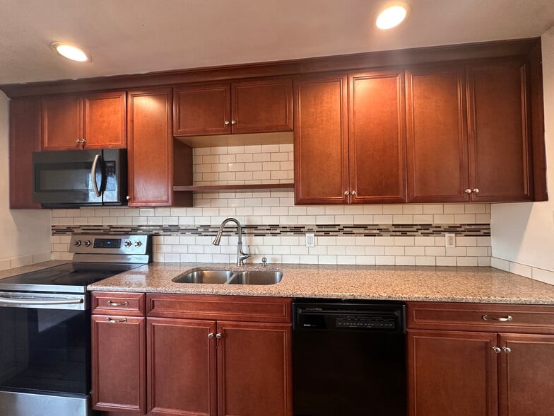 Quartz countertops - 337 E 2nd St