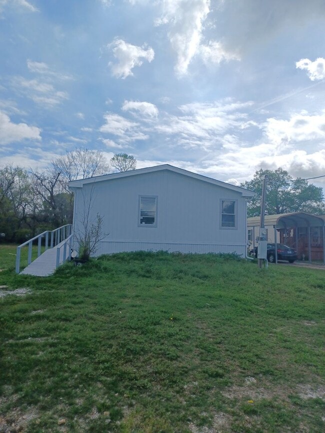 Building Photo - Freshly Remodeled