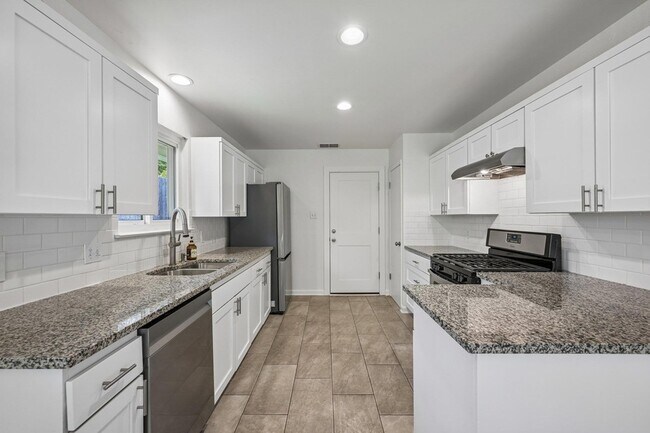 Building Photo - 2717 Charlesworth Dr
