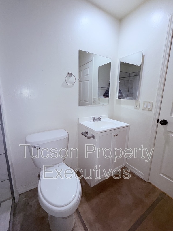 Building Photo - 1412 E 25th St