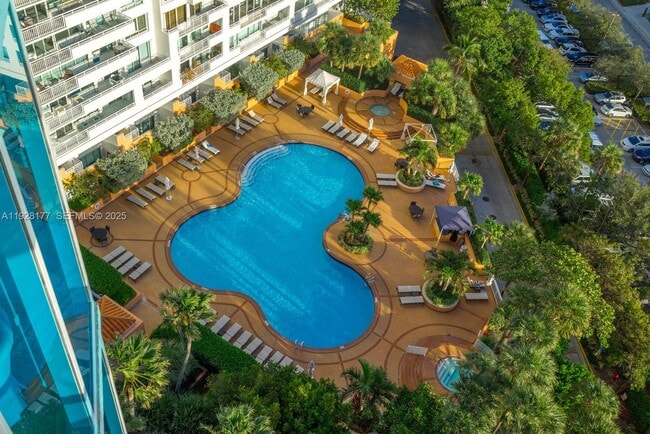 Building Photo - 300 South Pointe Dr