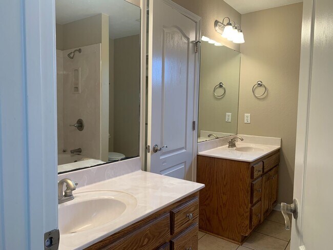 Building Photo - 2404 Canterbury Ct