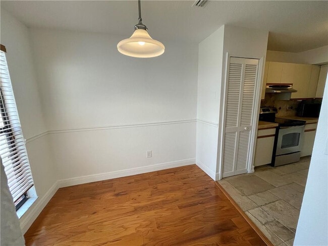 Building Photo - 10253 Riverbend Terrace