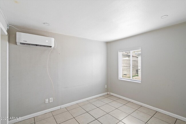 Building Photo - 703 W 1st St