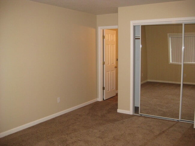 Building Photo - 3 Bedroom 2 Bath Duplex at the end of a Cul-De-Sac