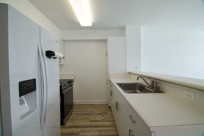 Building Photo - 1450 Young St