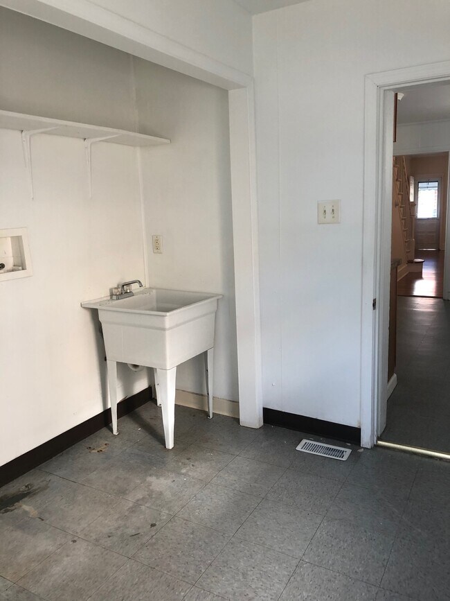 Building Photo - 1215 Linden St